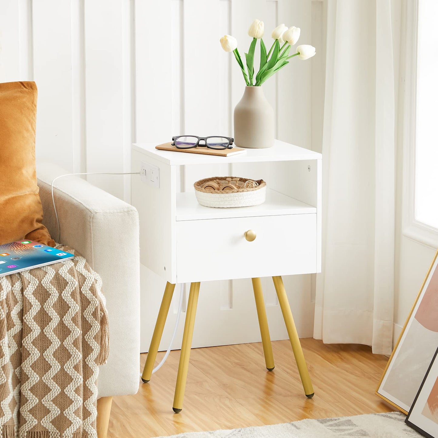 HOOBRO Nightstand with Charging Station, Side Table with USB Ports and Outlet, End Table for Tight Spaces, Solid and Stable, for Office, Bedroom, Study, White and Gold DW88UBZ01